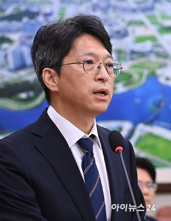 홍지선 국토교통부 장관 후보자가 16일 서울 여의도 국회에서 열린 국토교통위원회 인사청문회에서 모두발언을 하고 있다. [사진=곽영래 기자]