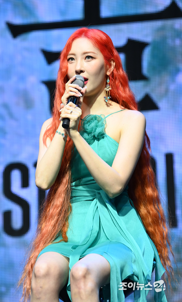가수 선미가 29일 오후 서울 마포구 합정동 신한pLay 스퀘어에서 열린 선미 일곱 번째 디지털 싱글 앨범 '열이올라요(Heart Burn)' 발매 기념 쇼케이스에 참석하고 있다. [사진=정소희 기자]