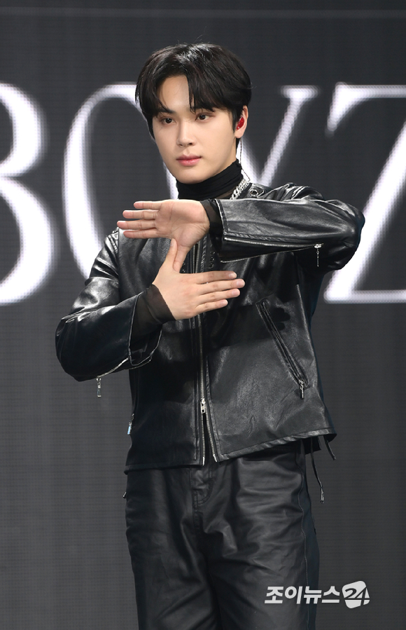 그룹 더보이즈 주학년이 20일 오후 서울 광진구 예스24라이브홀에서 진행된 더보이즈(THE BOYZ) 여덟 번째 미니앨범 '비 어웨이크(BE AWAKE)' 발매 기념 쇼케이스에 MC로 참석하고 있다. [사진=정소희 기자]