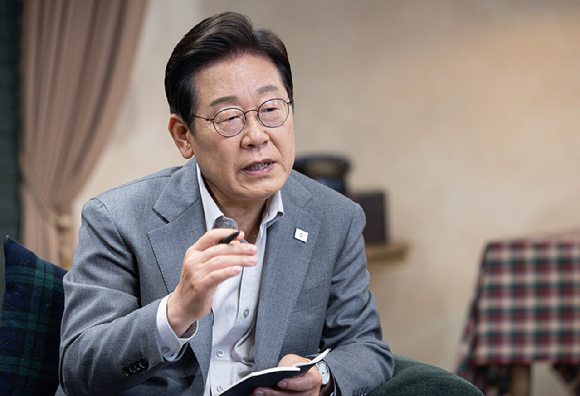 더불어민주당 이재명 대선 후보가 28일 서울 강남구의 한 스튜디오에서 열린 K-이니셔TV '1400만 개미와 한배 탔어요' 유튜브 라이브에서 발언하고 있다. 2025.5.28 [공동취재] [사진=연합뉴스]