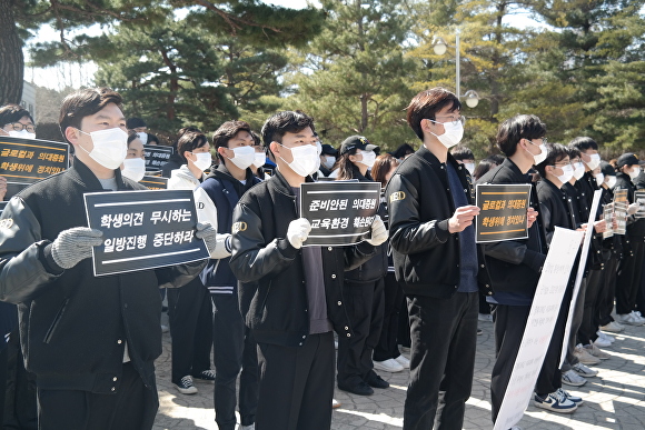 충북대학교 의과대학 학생들이 8일 충북대 대학본부 앞에서 의대 정원 증원 신청 철회를 촉구하는 침묵 시위를 하고 있다. [사진=안영록 기자]