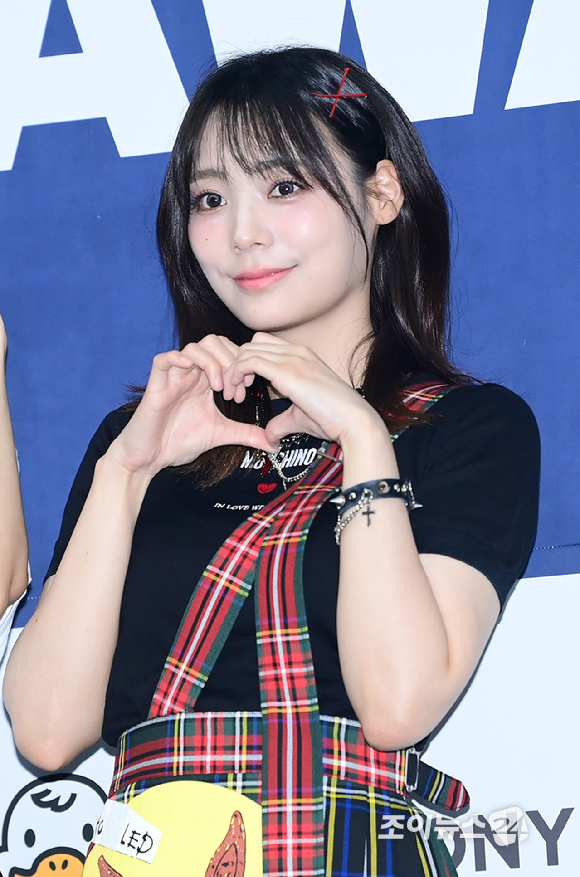 그룹 큐더블유이알(QWER)이 21일 오후 서울 잠실실내체육관에서 열린 '2025 케이 월드 드림 어워즈'(2025 K WORLD DREAM AWARDS)에 블루카펫 행사에 참석하고 있다. [사진=정소희 기자]