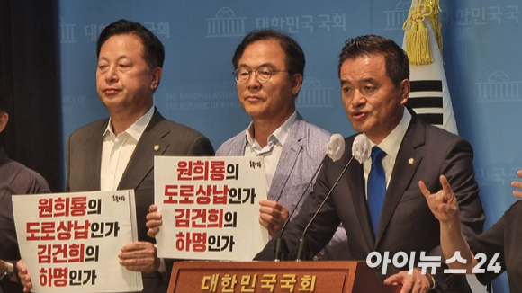 임종성 더불어민주당 의원이 10일 국회에서 열린 '윤석열김건희부부땅고속도로게이트 관련 국회의원-시민사회 기자회견'에서 발언하고 있다. 사진 오른쪽부터 임 의원, 최재관 민주당 여주·양평 지역위원장, 김두관 민주당 의원. [사진=박정민 기자]