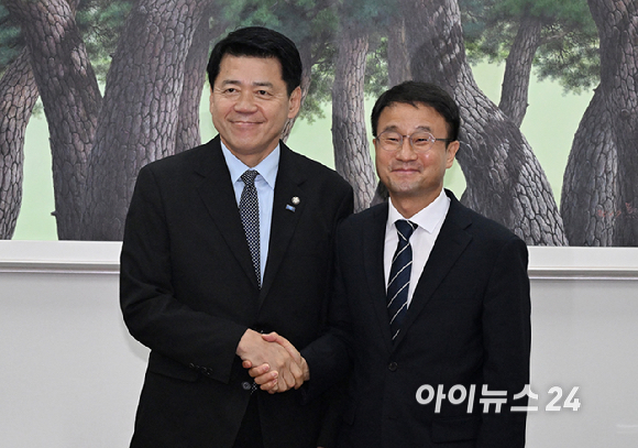 한병도 더불어민주당 당대표 직무대행 겸 원내대표와 김준형 조국혁신당 당대표 권한대행 겸 원내대표가 21일 오전 서울 여의도 국회에서 '윤석열&middot;김건희에 의한 내란&middot;외환 및 국정농단 행위의 진상규명을 위한 특별검사 임명 등에 관한 법률 개정안(특검법)'에 관한 본회의 필리버스터 관련 논의를 위해 회동하고 있다. [사진=곽영래 기자]