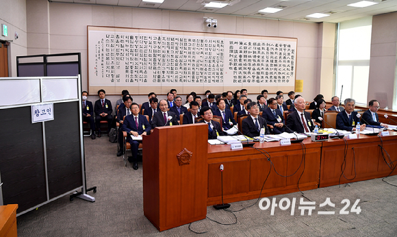 '부산 돌려차기' 사건의 피해자가 국정감사 참고인이 20일 서울 여의도 국회에서 열린 법제사법위원회 국정감사에서 참고인으로 출석해 의원 질의에 답변하고 있다. [사진=곽영래 기자]