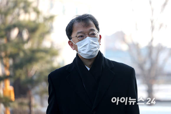윤석열 대통령 측 변호인인 차기환 변호사가 11일 오전 서울 종로구 헌법재판소에서 열린 윤석열 대통령 탄핵 심판 7차 변론기일에 출석하고 있다. [사진=사진공동취재단]