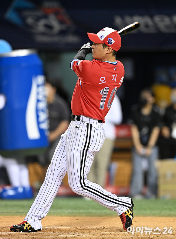 15일 오후 서울 잠실야구장에서 '2022 신한은행 SOL KBO 올스타전' 홈런레이스가 열렸다. LG 오지환이 홈런레이스를 하고 있다. [사진=아이뉴스 24 포토 DB]