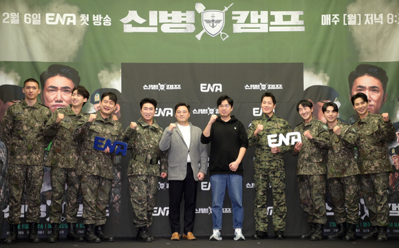 (왼쪽부터)전승훈-이상진-남태우-장동민-문태주 PD-민진기 PD-최영재-김현규-차영남-이충구가 6일 오후 서울 마포구 상암동 스탠포드호텔에서 열린 ENA 새 예능프로그램 '신병캠프' 제작발표회에 참석하고 있다. [사진=정소희 기자]