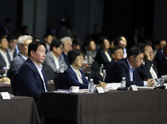 최태원 SK 회장이 18일 서울 광진구 워커힐 호텔에서 열린 '이천포럼 2025'에 참석해 발제를 청취하고 있다. (사진 왼쪽부터 최태원 SK 회장, 김선희 SK㈜ 이사회 의장, 최재원 SK 수석부회장, 김용학 SK텔레콤 이사회 의장) [사진=SK]