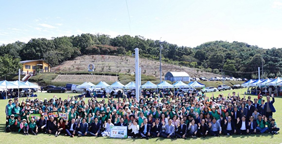 2일 수성구 고모동에 있는 동대사 잔디광장에서 초청 내빈과 새마을지도자 500여 명이 기념촬영을 하고 있다 [사진=수성구]