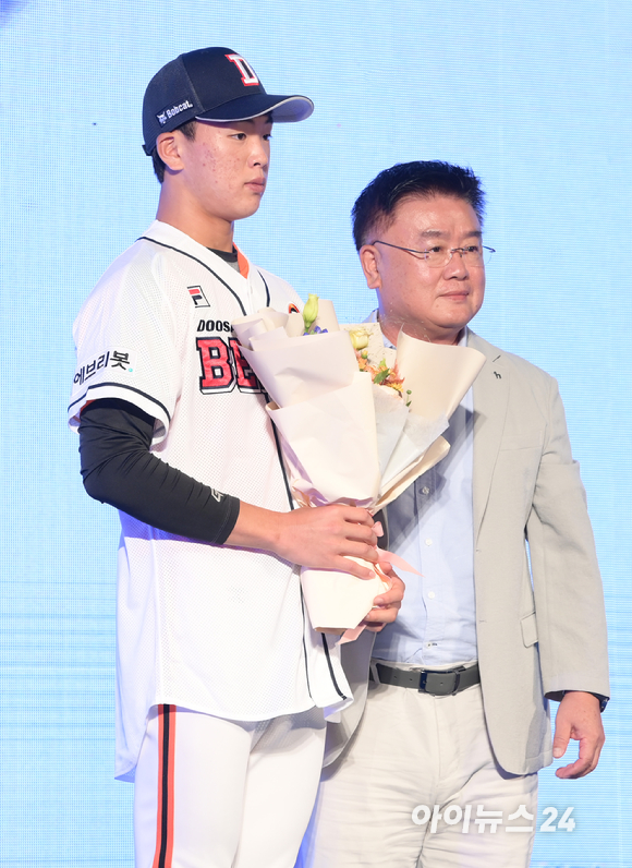 '2023 KBO 신인 드래프트'가 15일 오후 서울 소공동 웨스틴조선호텔 그랜드볼룸에서 열린 가운데 두산에 1라운드 지명된 최준호(북일고)가 유니폼을 입고 김태룡 단장과 기념촬영을 하고 있다. [사진=정소희 기자]