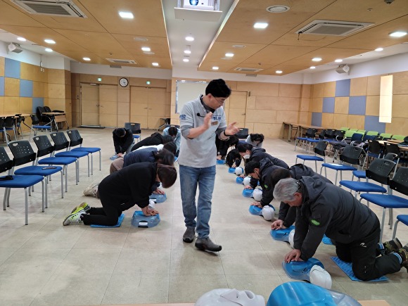 경기도 파주시 파주보건소가 실시한 응급처치 교육에서 응급구조사가 일반인, 공무원, 문화해설사 등에게 심폐소생술을 지도하고 있다. [사진=파주시]