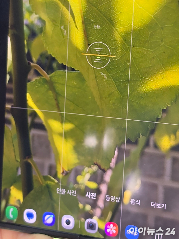 기자들이 3배줌으로 모델을 촬영하고 있다. [사진=황세웅 기자]