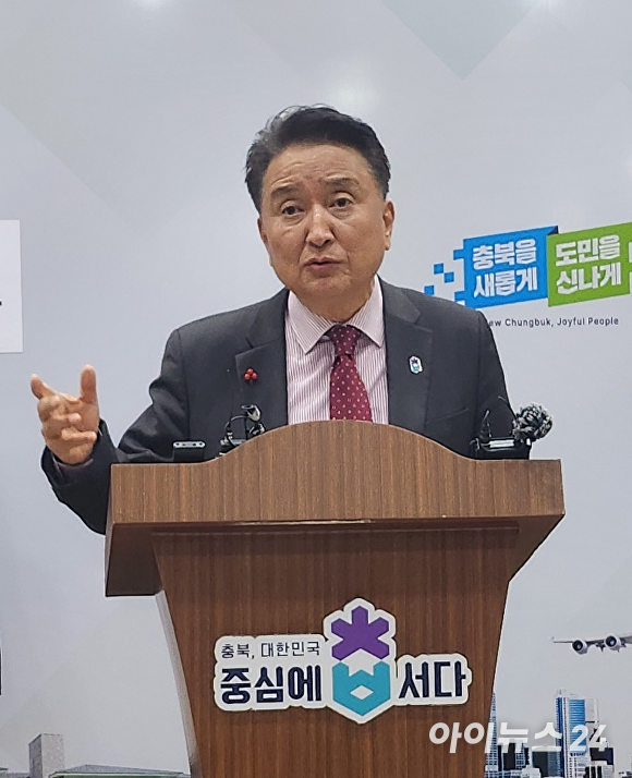 김영환 충북지사가 4일 충북도청 브리핑룸에서 출산 정책 브리핑을 하고 있다. [사진=한준성 기자]