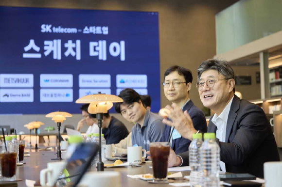 16일 정재헌 SK텔레콤 대표와 스타트업 대표들이 의견을 나누는 모습. [사진=SKT]