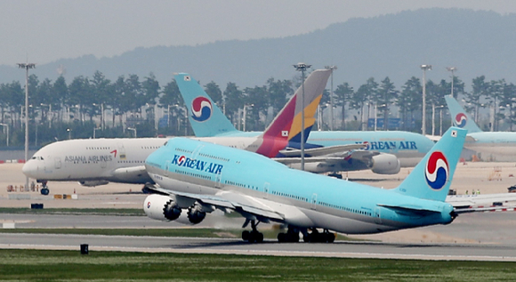 김포공항에 있는 대한항공, 아시아나 항공기들 모습. [사진=뉴시스]
