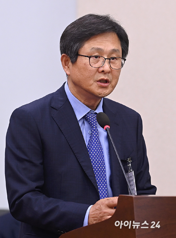 최동식 삼안 대표이사가 20일 국회 국토교통위원회에서 열린 GTX-A 삼성역 공사 현장 철근 누락 관련 현안 질의에서 의원 질의에 답변하고 있다. [사진=곽영래 기자]
