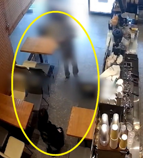 경기 시흥시의 한 카페에서 손님이 빨대가 배달에서 빠졌다며 점주를 무릎 꿇리는 일이 발생했다. [사진=SBS 8시 뉴스 캡쳐]
