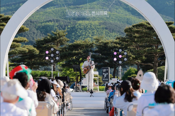 여기어때 콘서트팩 가수 장민호 무대. [사진=여기어때]