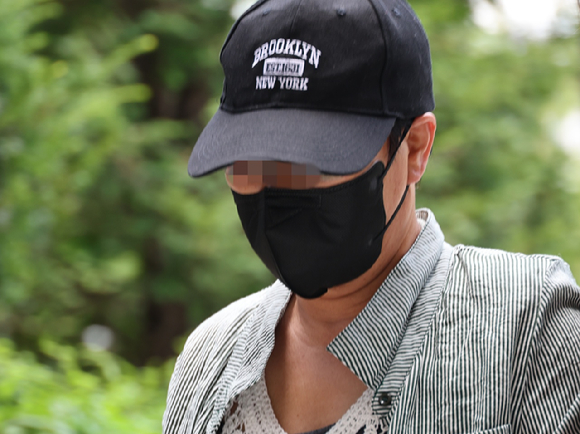 남편의 신체 중요 부위를 절단해 살해하려 한 혐의를 받는 50대 여성이 지난달 2일 구속 전 피의자 심문(영장실질심사)이 열리는 인천지법에 들어서고 있다. [사진=연합뉴스]