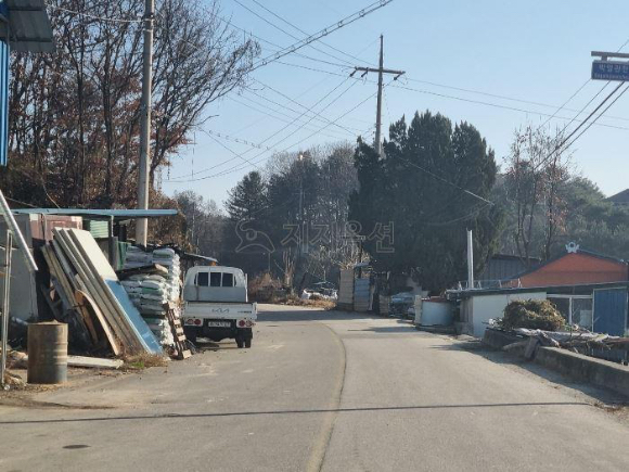 지난달 28일 법원 경매에서 춘천의 0.091㎡ 규모 도로 공유지분이 감정가 5천670원에 입찰에 부쳐져 1만원에 낙찰됐다. 이 물건은 경매 역사상 면적·감정가·낙찰가 등 '트리플' 최소·최저 기록을 깼다. [사진=연합뉴스(지지옥션 제공)]
