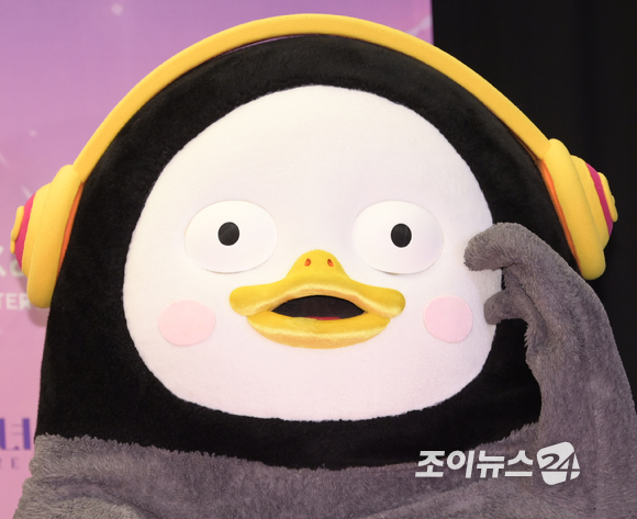 펭수가 27일 오전 서울 마포구 상암동 스탠포드호텔에서 열린 카카오엔터테인먼트 '소녀 리버스' 제작발표회에 프로그램 MC로 참석하고 있다. [사진=정소희 기자]