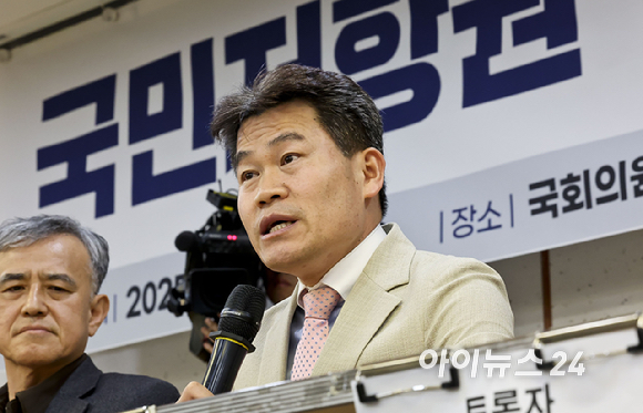 한국사 강사 전한길 씨가 12일 서울 여의도 국회 의원회관에서 열린 국민저항권 긴급 세미나에서 기조강연을 하고 있다. [사진=곽영래 기자]