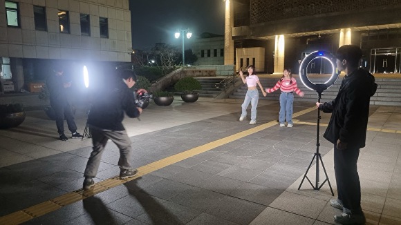 방송영상콘텐츠과 학생들의 촬영 모습. [사진=충청대학교]