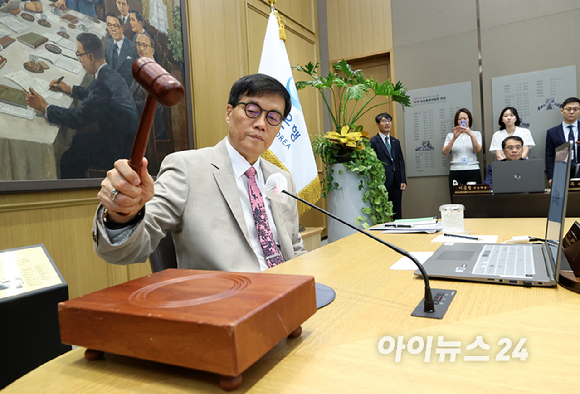 이창용 한국은행 총재가 10일 서울 중구 한국은행에서 열린 금융통화위원회에 참석하고 있다. [사진=사진공동취재단]