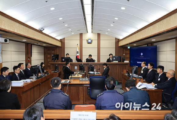 권성동 국민의힘 의원이 3일 서울 서초동 서울중앙지법에서 통일교로부터 불법 정치자금을 수수한 혐의 사건 1차 공판에 출석하고 있다. [사진=사진공동취재단]