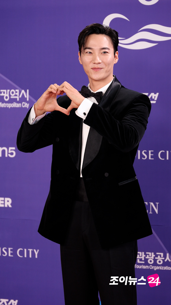 배우 이홍내가 31일 오후 인천시 영종구 운서동 파라다이스시티에서 열린 제5회 청룡시리즈어워즈 레드카펫 행사에 참석하고 있다. [사진=문수지 기자]