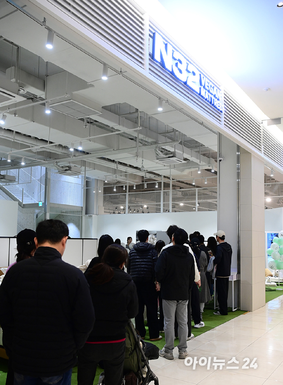 프리미엄 비건 매트리스 N32가 3월 2일 첫 'N32 데이' 행사를 개최했다. 2일 경기도 용인 기흥구 고매동 리빙파워센터 내 N32 스튜디오 기흥점에서 방문객들이 'N32 데이' 럭키드로우 행사에 참여하기 위해 줄을 서고 있다. [사진=정소희 기자]