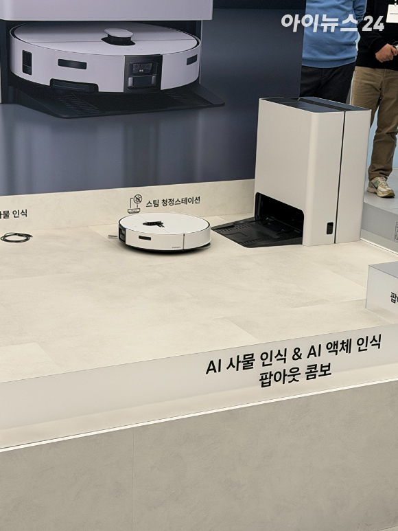 삼성전자 관계자들이 '2026 비스포크 AI 스팀' 출시 기자 간담회에서 발언하고 있다. [사진=황세웅 기자]