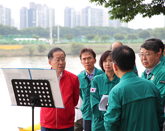 11일 홍준표 대구시장이 침수 피해를 입은 동촌유원지 일대를 찾아 피해현황을 경청하고 있다. [사진=대구시]