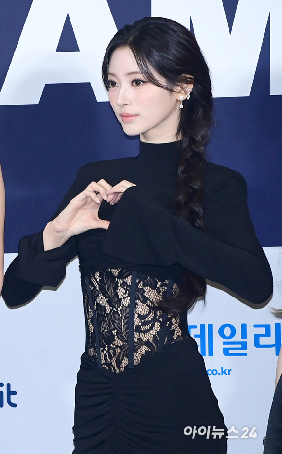 그룹 미야오(MEOVV) 안나가 27일 경기 고양시 킨텍스에서 열린 2026 케이 월드 드림 어워즈(K WORLD DREAM AWARDS)' 블루카펫에 참석하고 있다. [사진=정소희 기자]