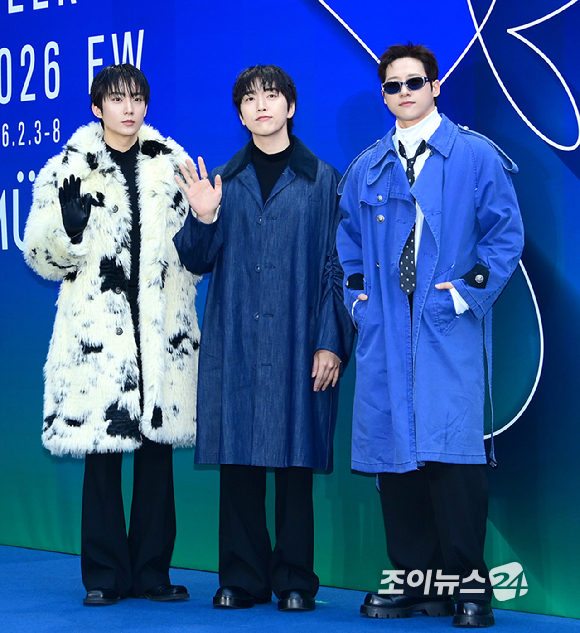 그룹 비원에이포(B1A4) 공찬-산들-신우가 3일 오후 서울 동대문디자인플라자(DDP)에서 진행된 '2026 F/W 서울패션위크(SFW)' 오프닝 쇼 뮌 컬렉션 포토월 행사에 참석하고 있다. [사진=정소희 기자]