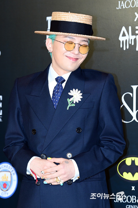 가수 지드래곤(GD)이 24일 오후 서울 용산구 그랜드 하얏트 서울에서 열린 제이콥앤코 코리아 부티그 오픈 행사 포토콜에서 포즈를 취하고 있다. [사진=정소희 기자]