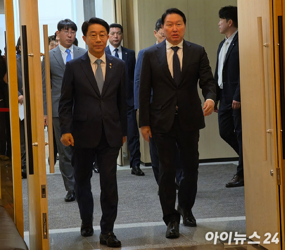 조정식 국회의장(왼쪽)과 최태원 대한상의 회장. [사진=황세웅 기자]