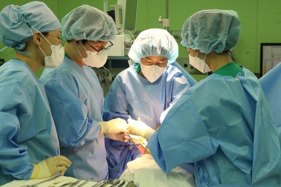 이새별 서울아산병원 유방외과 교수(오른쪽에서 두번째)가 유방암 환자를 수술하고 있다 [사진=서울아산병원]