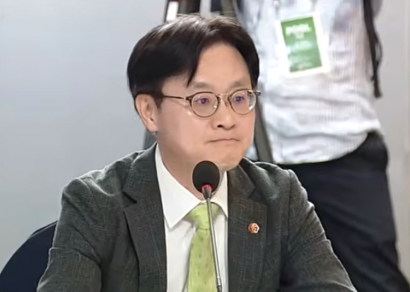 김정관 산업통상부 장관이 13일 호텔현대 바이 라한 울산에서 진행된 'K-조선 미래비전 간담회'에서 'K-조선 미래비전 : 모두의 힘으로, 더 큰 미래로'라는 제목으로 한국 조선산업 미래 전략을 발표하고 있다. [사진=KTV 국민방송 유튜브 캡처]