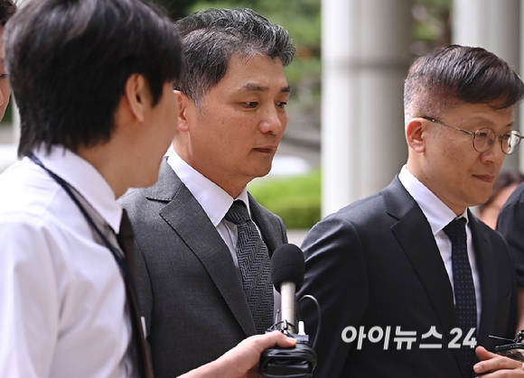 SM엔터테인먼트 시세조종 혐의로 1심에서 무죄를 선고받은 김범수 카카오 미래이니셔티브센터장이 24일 오후 서울고등법원에서 열린 항소심 1차 공판에 출석하고 있다. [사진=곽영래 기자]