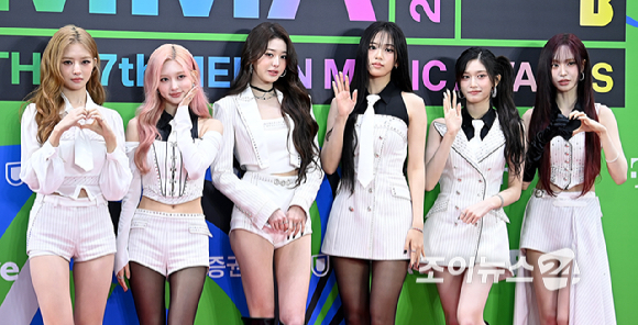 그룹 아이브가 20일 서울 구로구 고척돔에서 열린 '2025 멜론뮤직어워드(MMA2025)' 레드카펫에서 포즈를 취하고 있다.
