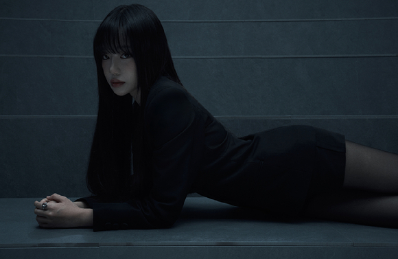 아이즈원 멤버이자 배우 조유리가 넷플릭스 시리즈 '오징어 게임' 시즌2 인터뷰에 앞서 포즈를 취하고 있다. [사진=넷플릭스]