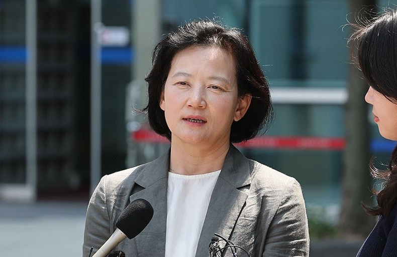 법무부 인사에서 고검 검사급 보직으로 사실상 강등된 정유미 검사장(대전고검 검사)이 11일 서울 서초구 서울행정법원에서 열린 인사명령처분취소 1심 판결선고기일에 출석한 뒤 밖으로 나서며 취재진 질문에 답하고 있다. [사진=연합뉴스]