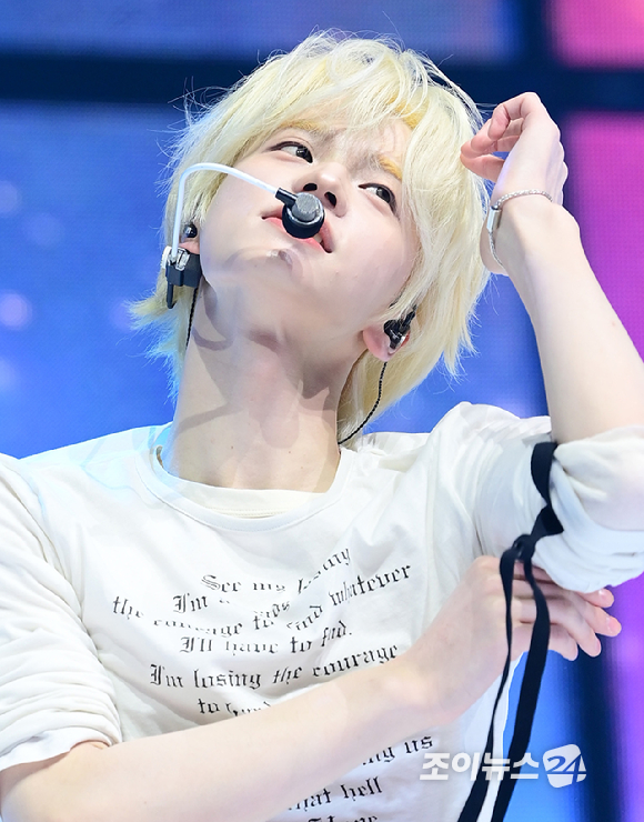 그룹 투어스 신유가 27일 오후 서울 광진구 광장동 예스24라이브홀에서 열린 투어스(TWS) 미니 5집 'NO TRAGEDY' 발매 기념 쇼케이스에서 타이틀곡 '널 따라가' 무대를 선보이고 있다. [사진=정소희 기자]