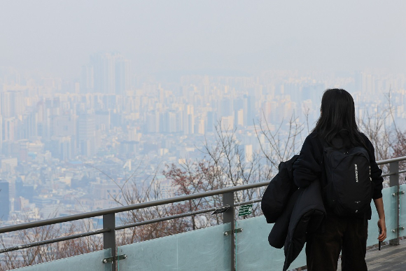 서울의 초미세먼지 농도가 '나쁨' 수준을 보일 때 남산을 찾은 관광객이 서울 시내를 바라보고 있다. [사진=연합뉴스]
