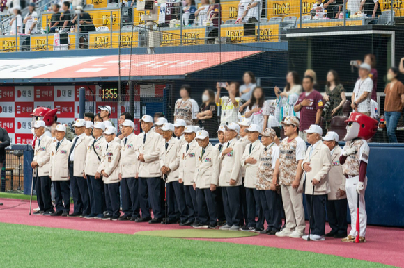 25일 6·25 참전용사들이 고척 스카이돔에서 열린 '영웅을 향하여! Stand up for Heroes!' 행사에 참여하고 있다 [사진=효성]