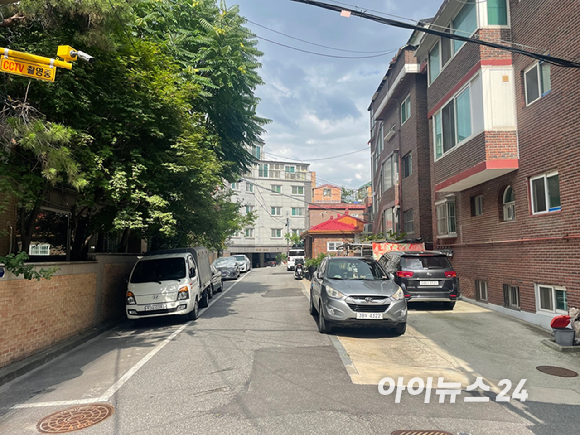 13일 서울 성동구 행당동의 한 공인중개사무소 창문에 주택 매물 안내문이 붙어 있다. 전용 23㎡ 규모의 원룸은 보증금 1000만원&middot;월세 60만원, 방 두 개짜리 주택은 보증금 5000만원&middot;월세 70만원에 나와 있다. [사진=정승필 기자]