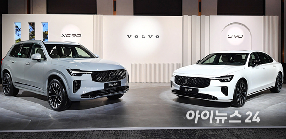 볼보자동차코리아가 2일 서울 광진구 비스타 워커힐에서 신형 XC90과 S90을 공개하고 있다.볼보자동차코리아는 현대적인 스칸디나비아 스타일과 최첨단 기술이 적용된 스웨디시 럭셔리 플래그십 신형 XC90 및 S90을 동시에 출시했다. [사진=곽영래 기자]