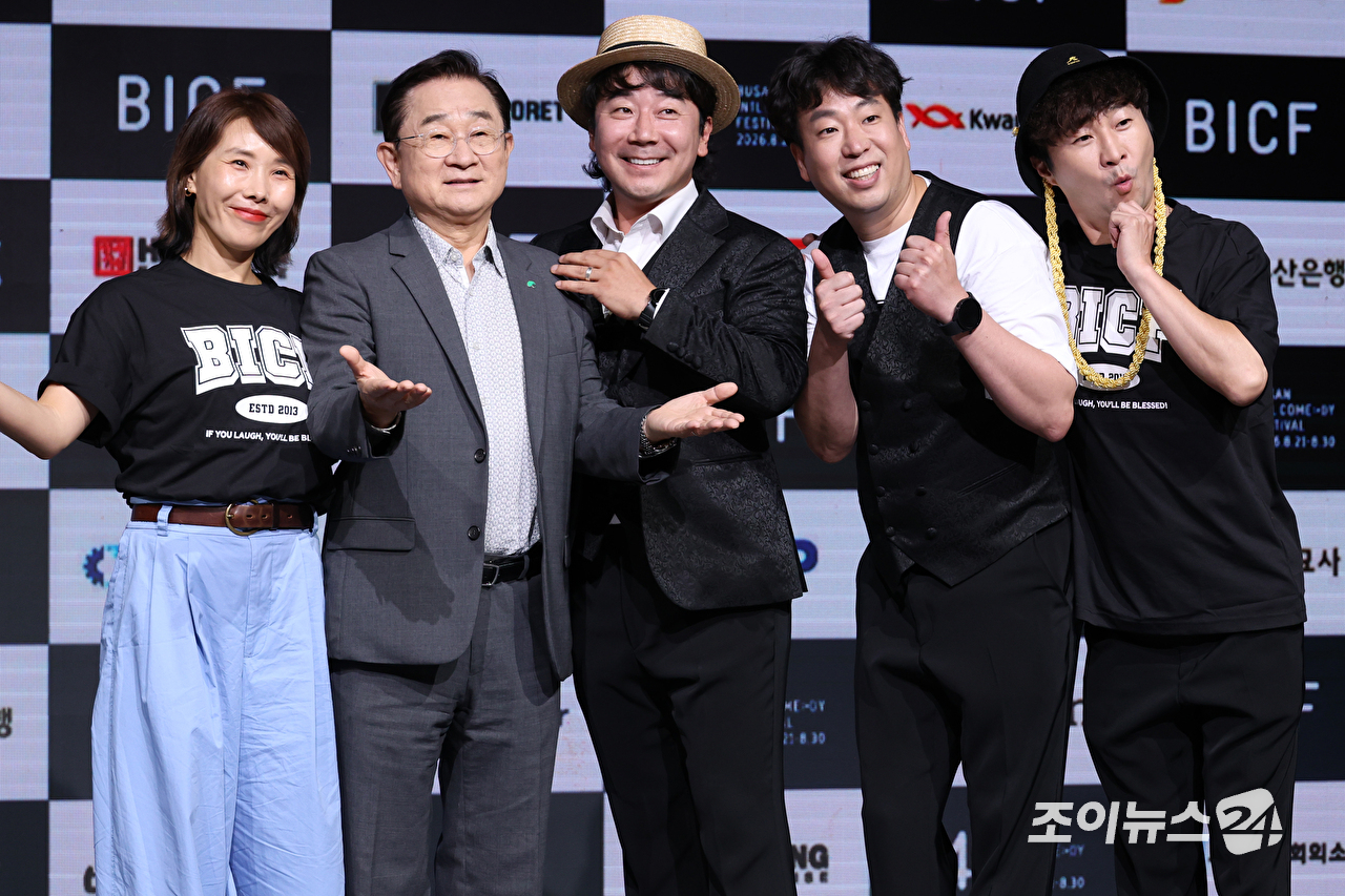 코미디언 신봉선, 이홍렬, 이재형, 정진욱, 한현민이 24일 오후 서울 마포구 상암동 쇼킹케이팝센터에서 열린 '제14회 부산국제코미디페스티벌(BICF)' 기자회견에 참석해 포즈를 취하고 있다. [사진=문수지 기자]